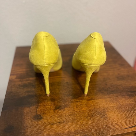 Yellow sued pumps - Picture 2 of 6